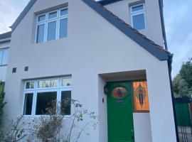 Newly Furnished, Ensuite Room with a Private Entrance, ξενοδοχείο σε Colindale