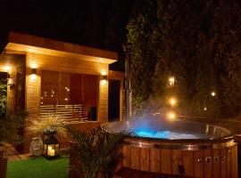 Villa Beskidzka 100 - SAUNA & BALIA z Jacuzzi Widok na góry i jezioro żywieckie, hotel in Zarzecze