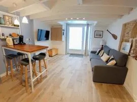 Séjour couple ou solo Maisonnette tout confort - calme et proximité commerces, plage, restaurants et axes routiers