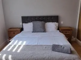 Doncaster Dream House Retreat- Sleeps 9