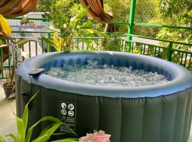 House & Spa Tropical Home with Private Jacuzzi Koh Phangan, hotel u gradu Ko Pangan
