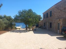 Seaside house for families with children Skrivena Luka, Lastovo - 24059、Skrivena Lukaのホテル