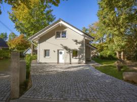 Ferienhaus "Zum Hafen 21" in Zislow - Stilvoll entspannen zwischen Wald und See, hotel in Zislow