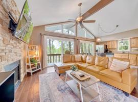 Treetop & Waterfront! Hot Tub, Kayaks, Game Room, Hotel in Moneta