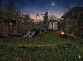 Emlyn's Coppice - Luxury Woodland Glamping, lodge in Holywell