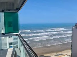 Apartamento pé na areia, no Centro de Mongaguá!