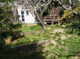 Rez de villa avec beau jardin et belle vue, ξενοδοχείο σε Saint-Laurent-du-Var