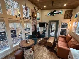 Blueberry Farm Cottage, Hot Tub, Creek, Game Room, hôtel à Mentone