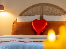 La Cadurcienne "Love room" jacuzzi & pi&egrave;ce secr&egrave;te Cahors centre historique, вилла в городе Каор