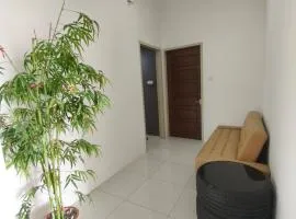 RoomB w attached bathroom w bathtub