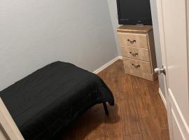 West Valley Tiny Room Bennet, δωμάτιο σε οικογενειακή κατοικία στο Φοίνιξ