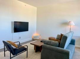 Luxury Downtown Apt with Parking, Gym, and Lap Pool, hotel a Milwaukee