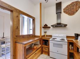 Shop, Dine and Unwind Dtwn Marshall Studio!, hotel v destinaci Marshall