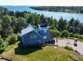 Coastal Lighthouse Retreat 4Mi to Acadia Trails、Tremontのホテル