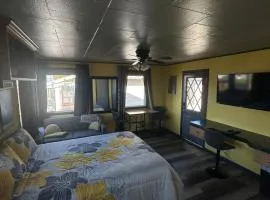 PNW Studio Getaway for Couples with Hot Tub