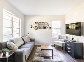 Find Peace at Charming Comfortable Downtown Home, hotel in Whitesboro