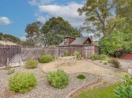 2 Mi to Dtwn Atascadero! Cozy Cottage with Yard