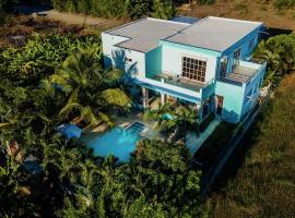 Villa Nilsa ( The Blue House ), ξενοδοχείο σε Baní