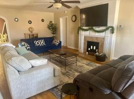 Brownfield BlueBird House - 6 bedrooms, hotel in Brownfield