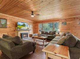 Cozy Cabin Sleeps 10 Hot Tub Pool Table Arcade, hotel a Shady Grove