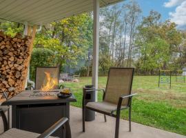 Family Escape with Yard, Fire Pit and EV Charger, hotel in Grantville