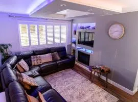 Sleeps 5 - Free Parking - Near Airport & City