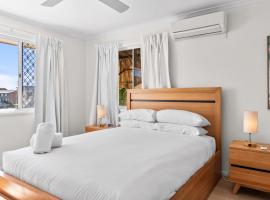 Family-Friendly Flat with Balcony Views, ξενοδοχείο σε Mooloolaba