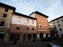 Domus Acaja, hotel v destinaci Pinerolo