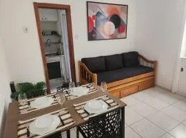 Sala e quarto a 1 quadra da praia de Copacabana