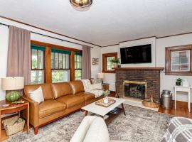 615 Ash Avenue - Modern Retreat w Hot Tub, tradicionalna kućica u gradu 'Ames'