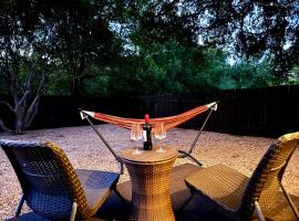 2 King Master with en-suite Bath-Pet Friendly, hotel in Austin