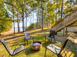Dock and Views Family Retreat on Lake Hartwell!, Hotel in Townville