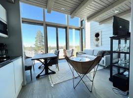 Naava Chalet 303 Loft - Kaksikerroksinen lasiseinähuoneisto järvinäköalalla, hotel i Ähtäri