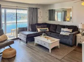 Lakefront, Balcony Condo Near Silver Dollar City