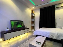 Furnished studio apartment in a serene environment, hotell i Lagos