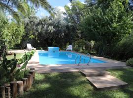 Escapada Exclusiva en Finca con Viñedos y Olivares Relájate en la Naturaleza con Confort y Encanto, hotel in San Rafael