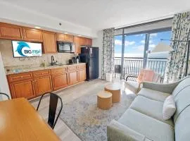 Beachfront condo w balcony & hot tub