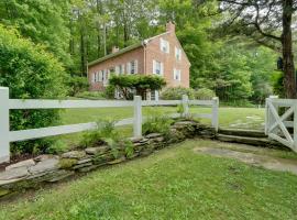 Sky Parlor Farm on 480 Acres with Fire Pit!, Hotel in Salem