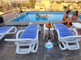 Zen Pyramids Luxury Villa, hotel con pileta en Ghaţāţī