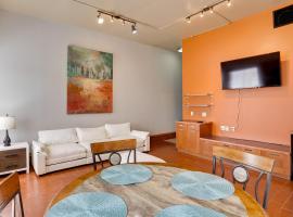 Ultimate Convenience Historic Dtwn Marshall Apt!, hotel in Marshall