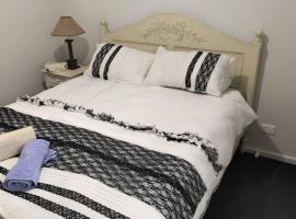 5 mins to Lake Macquarie, 30 to Hunter Wineries, bed and breakfast v destinaci Teralba