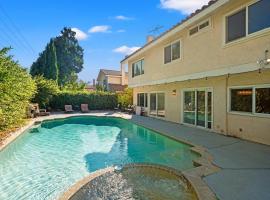 Spacious 4BR Family Retreat w Private Pool, Hotel in Cerritos