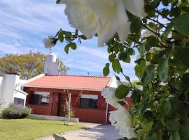 Casa playa Quequen a dos cuadras del mar, hotel in Quequén