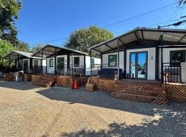Cool Modern Container House, Hotel in La Puente