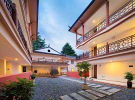 Zhangjiajie Tianchong Yunhai Hotel-The hotel is about 700 meters away from the east gate of Zhangjiajie National Forest Park local specialty breakfast AttractionTickets Serivce in advance English butler service, hotell i Zhangjiajie