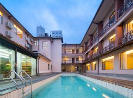 Zhangjiajie Tianchong Yunhai Courtyard Hotel-At the East gate of Zhangjiajie National Forest Park English Butler, Free Luggage Storage, Tour Plan -reserve tickets for various scenic spots-Self-Service Laundry, מלון בז'אנגג'יאג'י