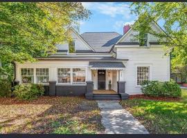 Gorgeous and spacious Thomasville Downtown home, khách sạn ở Thomasville