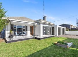 Lar Doce Lar Holiday House and Retreat Mt Gambier- sleeps 10，位于芒特甘比尔的酒店