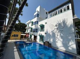 LUXUS Resort - Swimming Pool, hotelli, jossa on pys&auml;k&ouml;intimahdollisuus kohteessa Pondicherry