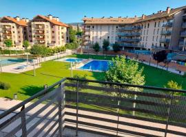 Apartamentos Pilartxo Jaca 3000, hotel u gradu 'Jaca'